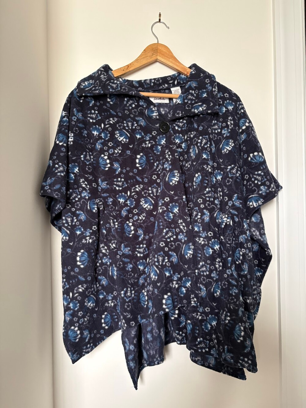 LeModa Lord Daniel Fleece Poncho Cape with Collar Navy Floral One Size NWT